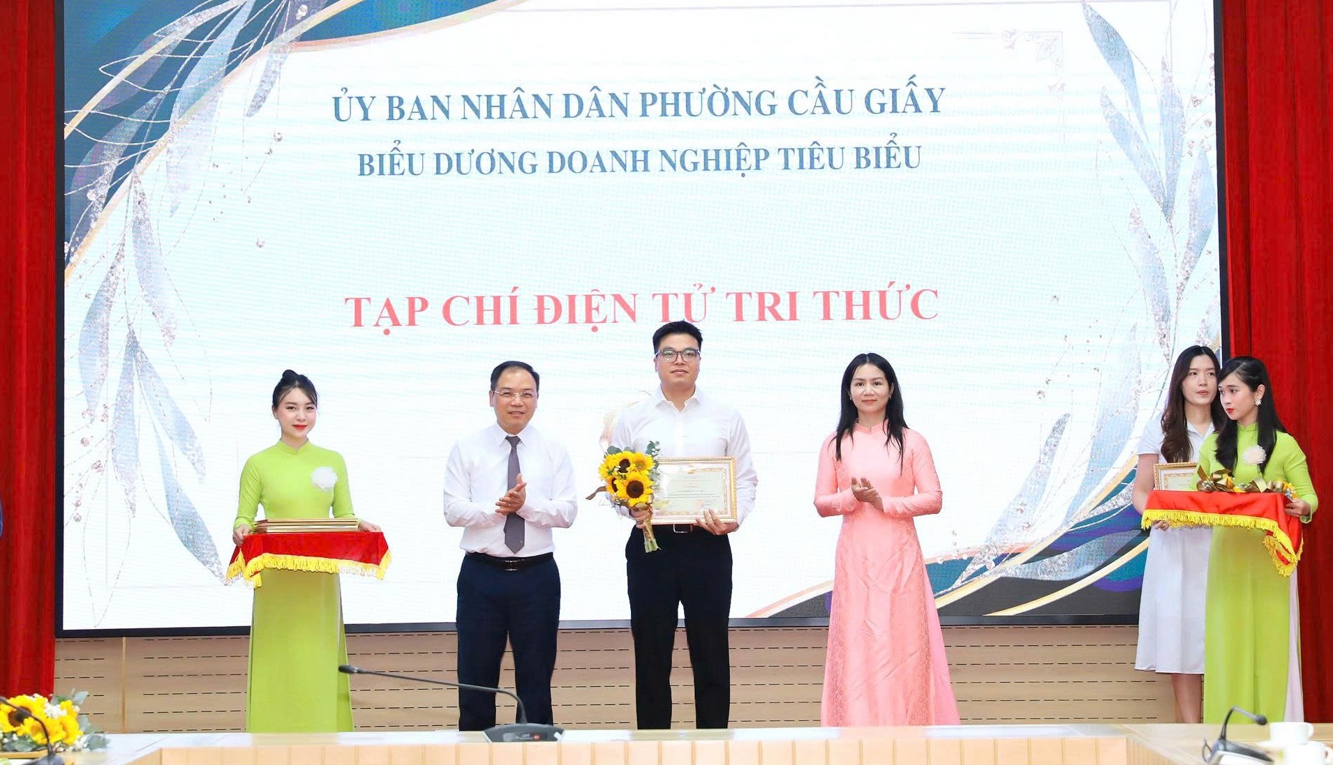 Tri Thức - Znews lần thứ 2 được phường Cầu Giấy biểu dương đơn vị tiêu biểu