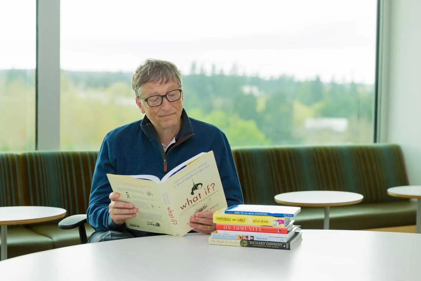 Bill Gates đọc 50 cuốn sách mỗi năm bằng cách nào?