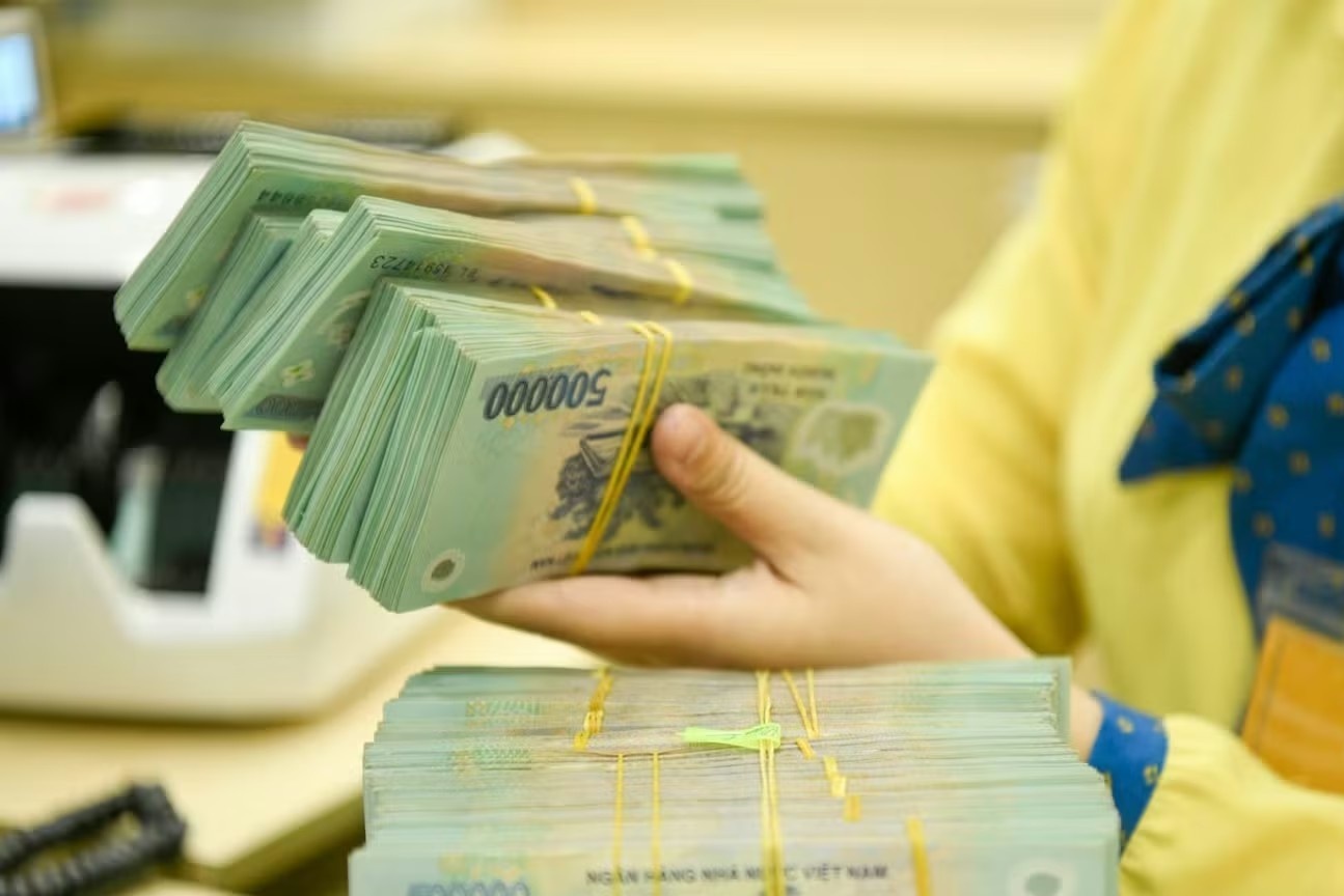 Lãi suất huy động neo cao dù áp lực thanh khoản 'hạ nhiệt'