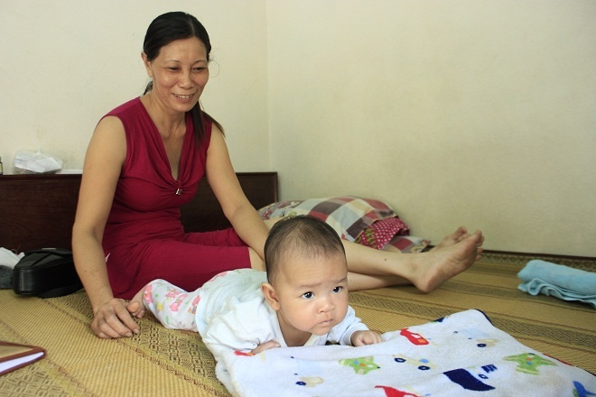 Be gai bi bo roi o quan nuoc voi loi nhan nho nuoi giup hinh anh