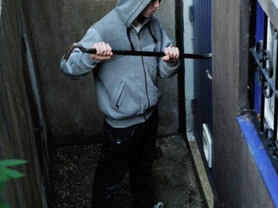 Trom dung gach tan cong chu nha bat tinh hinh anh