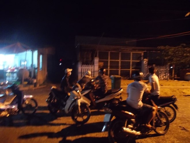 Cong an xa bi 2 thanh nien coi tran cua co, doi doat mang hinh anh