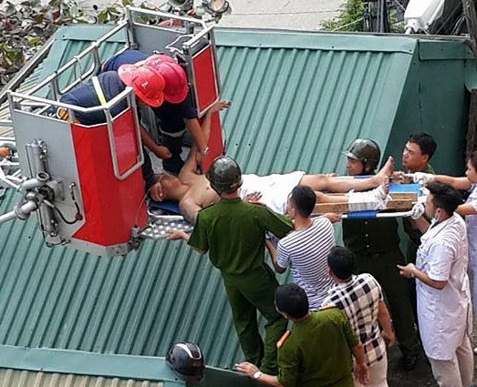 Nam thanh nien nhay tu tang 5 nha nghi hinh anh