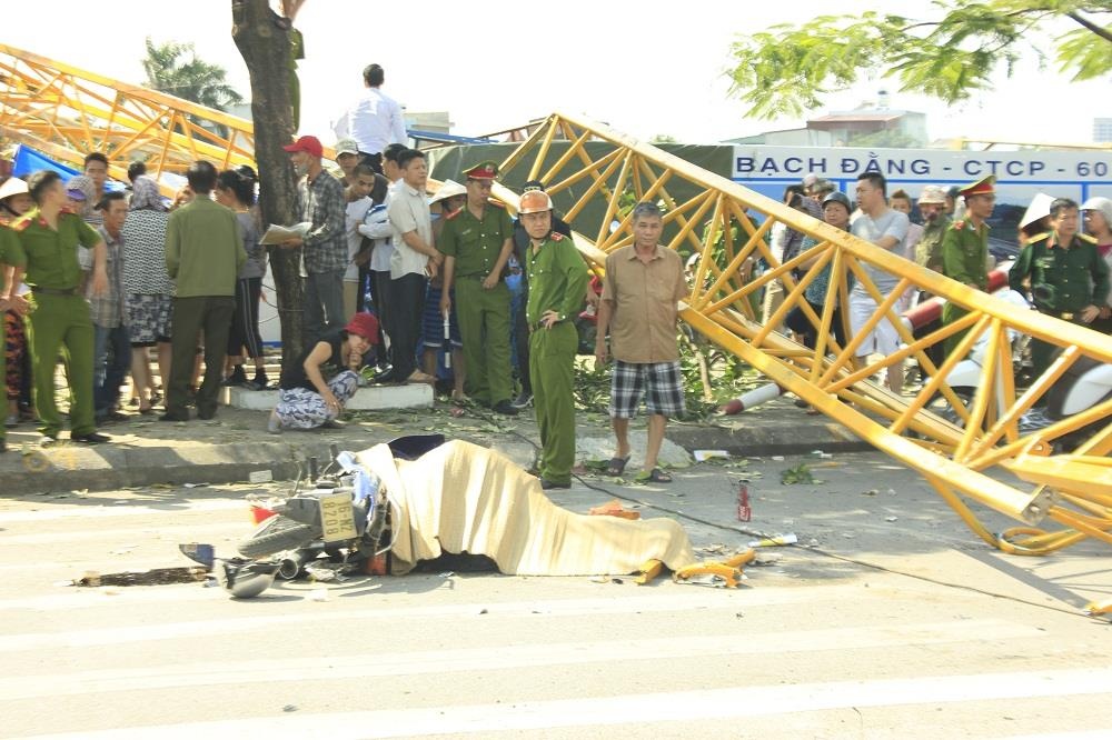 Sap can cau, nguoi di duong bi de chet hinh anh