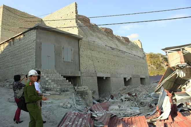 Sap lo voi, 3 nguoi chet khi dang uong nuoc hinh anh