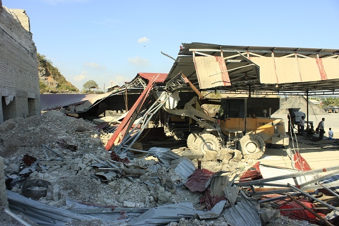 Phần mái tôn của nhà công trình bị đổ sập. Ảnh: Phương Chi
