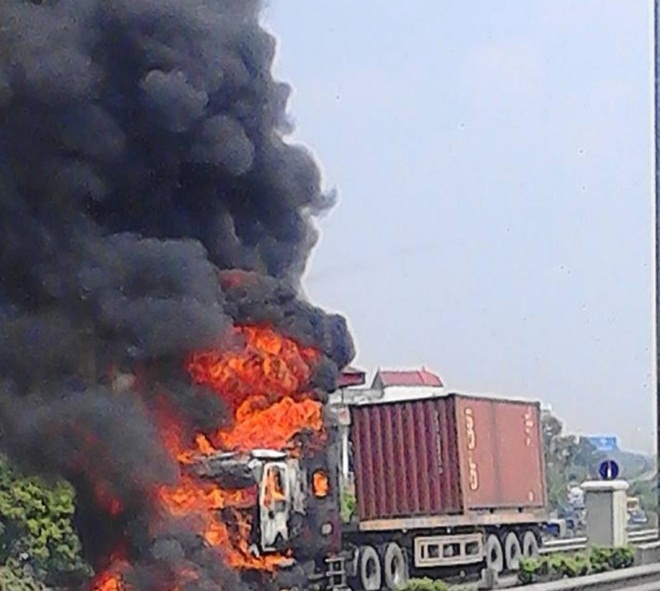 Container chua phot pho chay du doi tren tau hinh anh