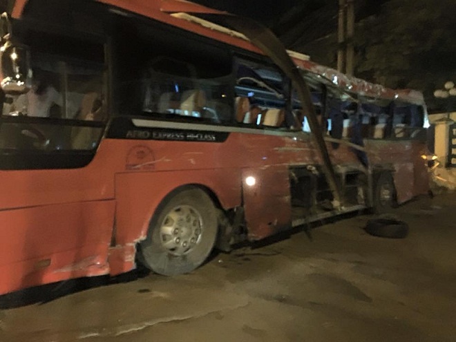Xe khách Đức Phúc cũng bị hư hỏng nặng. Ảnh: Thái Hưng