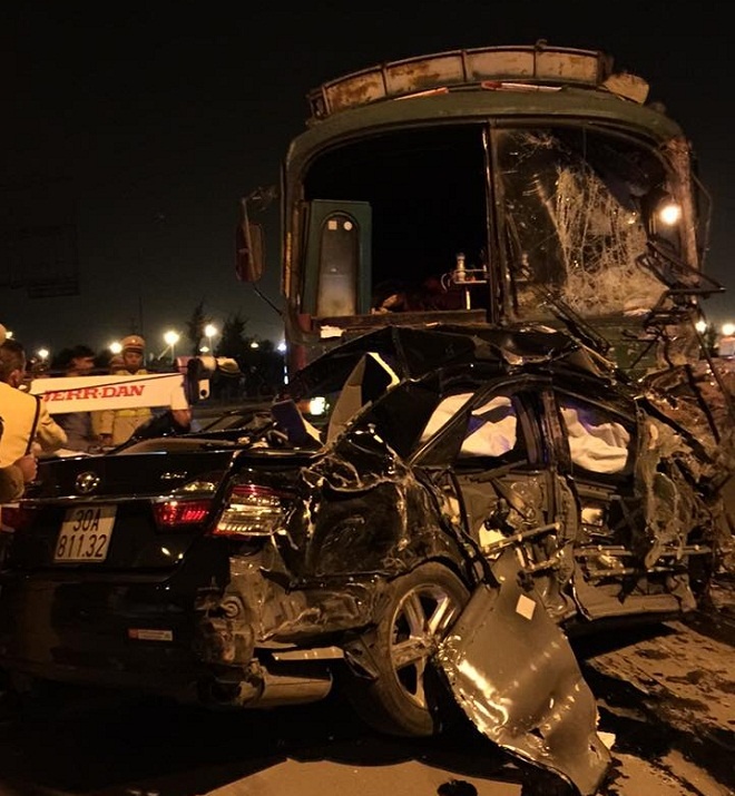 Tai xe mac ket mot gio trong chiec Camry bep rum hinh anh