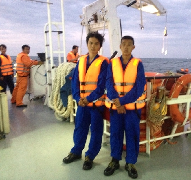 2 ngư dân rơi xuống biển được cứu sống. Ảnh: VMRCC cung cấp
