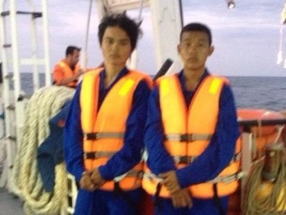 Tau nuoc ngoai cuu song 2 ngu dan Viet roi xuong bien hinh anh