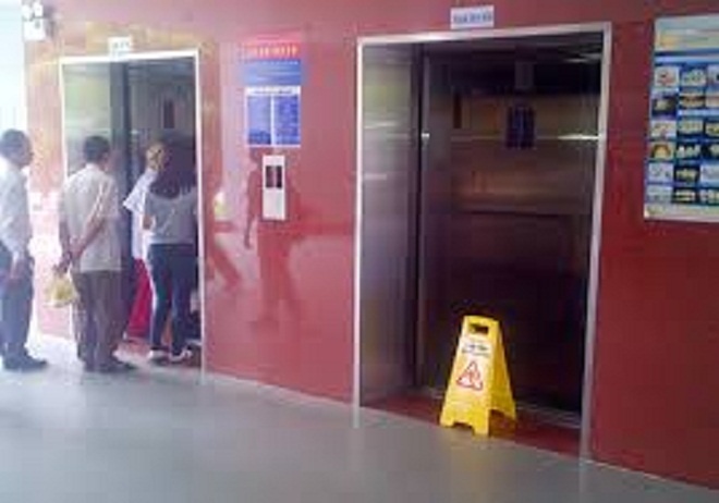 Nga vao thang may khong cabin, sinh vien roi tu tang 5 hinh anh