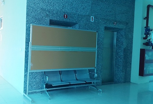 Cửa vào thang máy tại tầng 5 nhà C2 bị chắn sau sự cố. Ảnh: Phương Chi.