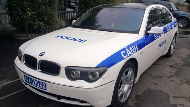 CSGT Quang Ninh tuan tra bang xe BMW hinh anh