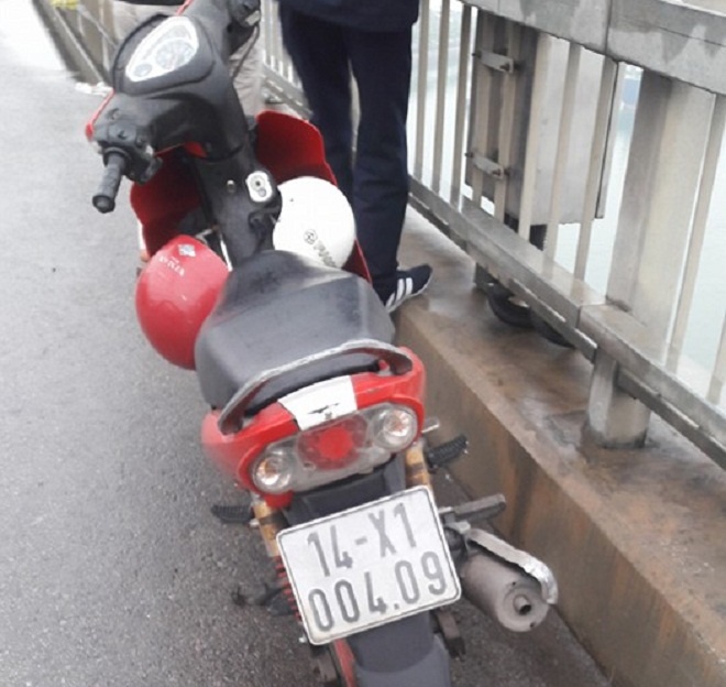 Thanh nien de lai xe may nhay cau Bai Chay tu tu hinh anh