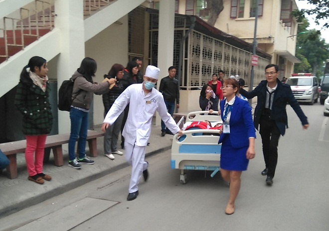 Công nhân bị ngộ độc được đưa đi cấp cứu tại Bệnh viện Đa khoa Việt Tiệp. Ảnh: Phương Chi