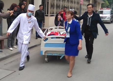 Cong nhan ngo doc tap the dung ngay khai truong bep an hinh anh