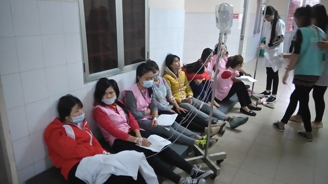 Công nhân quá đông nên phải ngồi ở hành lang bệnh viện. Ảnh: Phương Chi