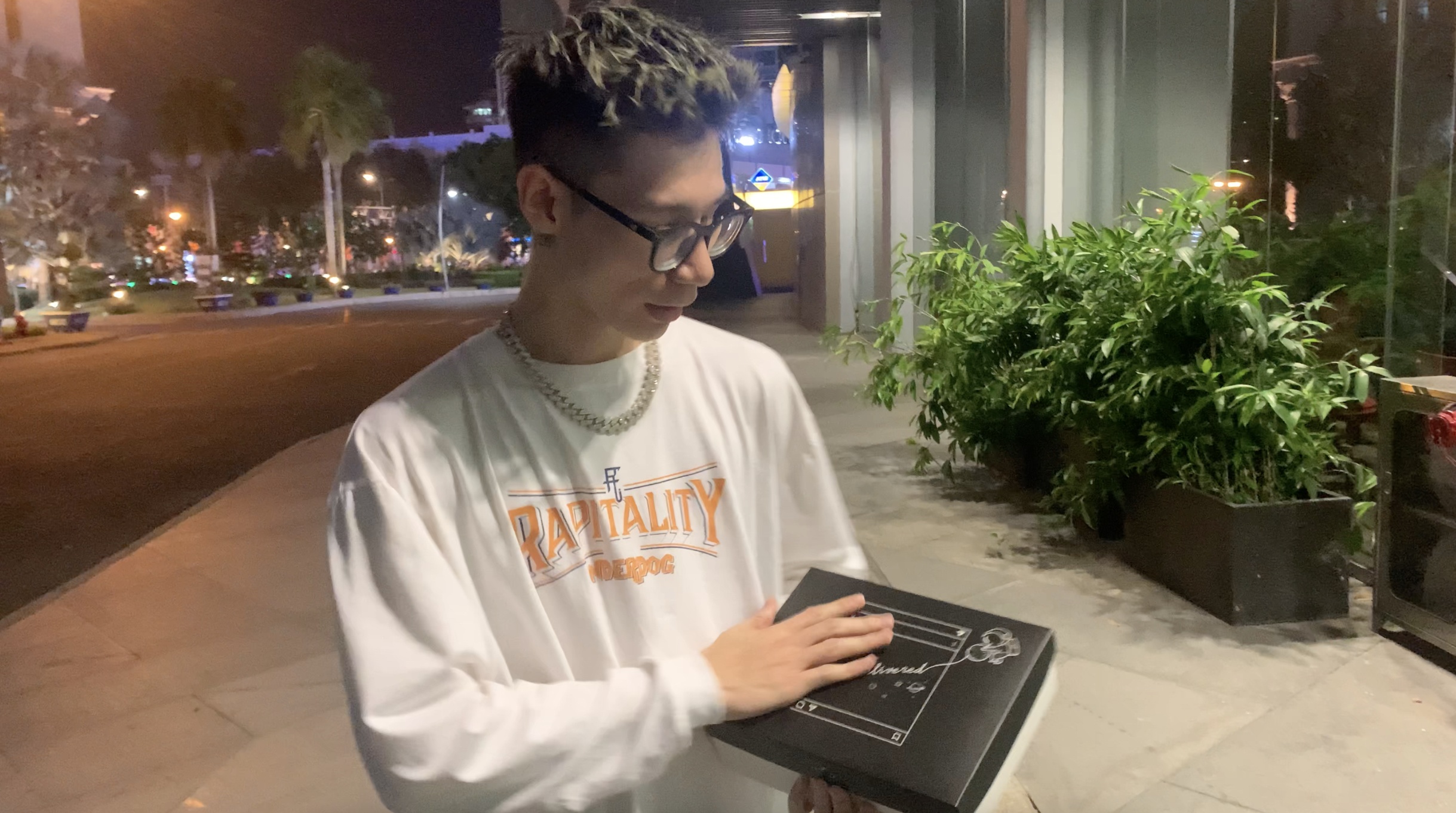 Video MCK tang qua Tlinh hinh anh