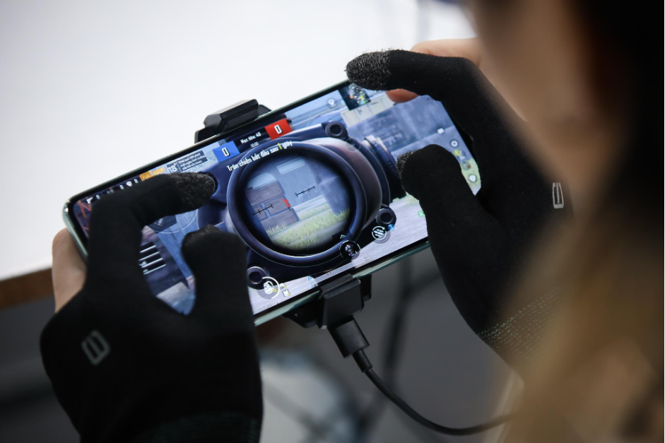 HLV Cris Phan dan dat hoc tro len ngoi vo dich Awesome Academy hinh anh