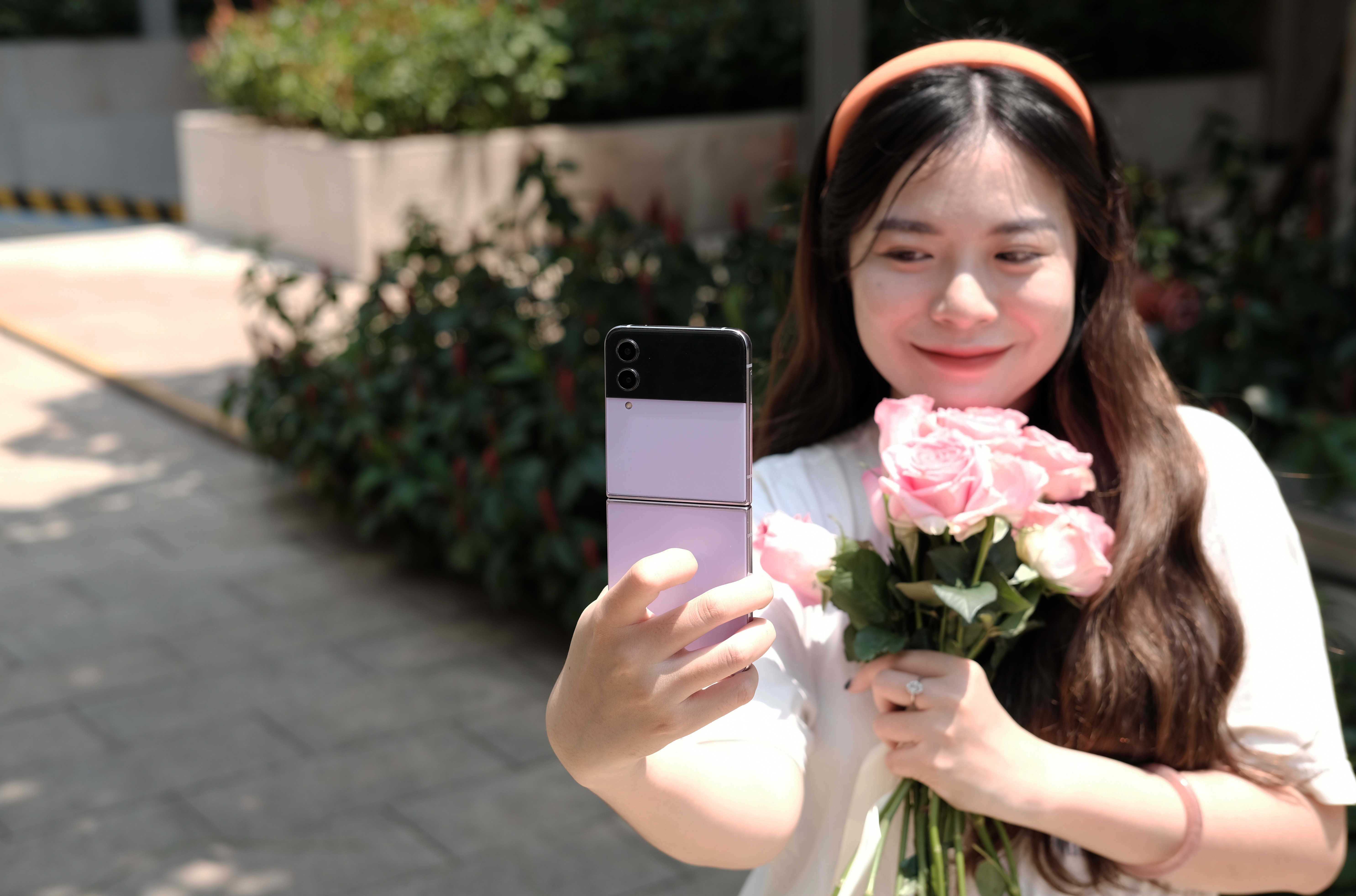 Cach nguoi tre cham dut canh dun day nguoi cam may khi selfie hinh anh