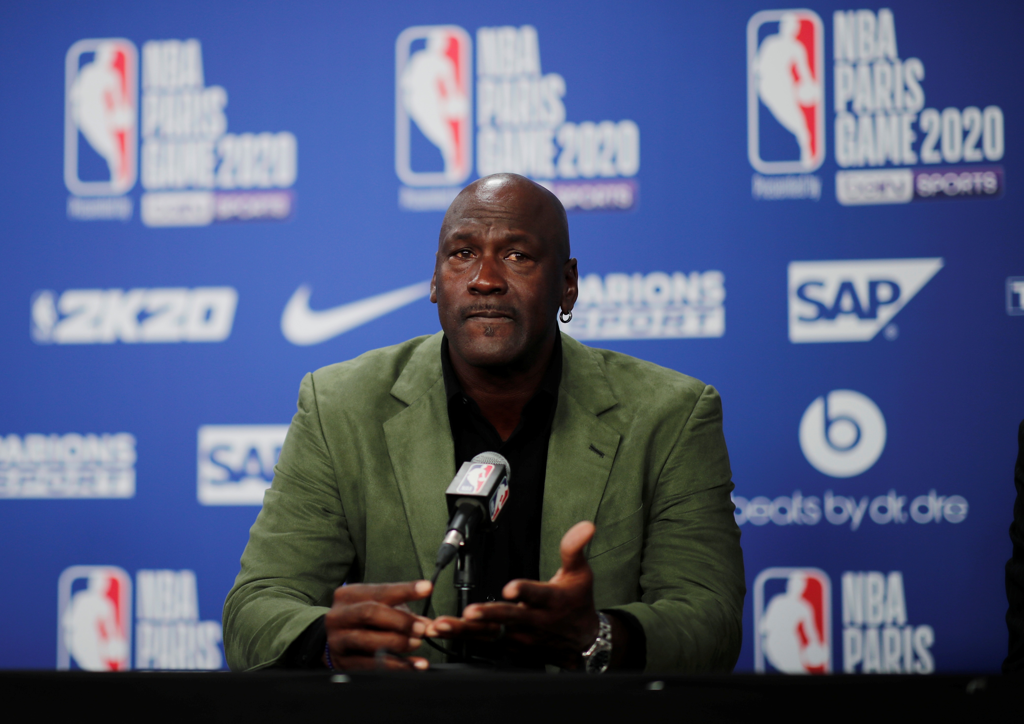Michael Jordan,  áo đấu Michael Jordan,  đấu giá áo đấu,  áo đấu NBA,  kỷ vật thể thao,  đấu giá kỷ vật,  Sotheby’s,  áo đấu Chicago Bulls,  Michael Jordan số 23,  áo đấu đắt nhất,  đấu giá Sotheby’s,  thị trường đấu giá,  kỷ vật bóng rổ,  The Last Dance,  Michael Jordan NBA,   ảnh 2 Michael Jordan,  ao dau Michael Jordan,  dau gia ao dau,  ao dau NBA,  ky vat the thao,  dau gia ky vat,  Sotheby’s,  ao dau Chicago Bulls,  Michael Jordan so 23,  ao dau dat nhat,  dau gia Sotheby’s,  thi truong dau gia,  ky vat bong ro,  The Last Dance,  Michael Jordan NBA, anh 2