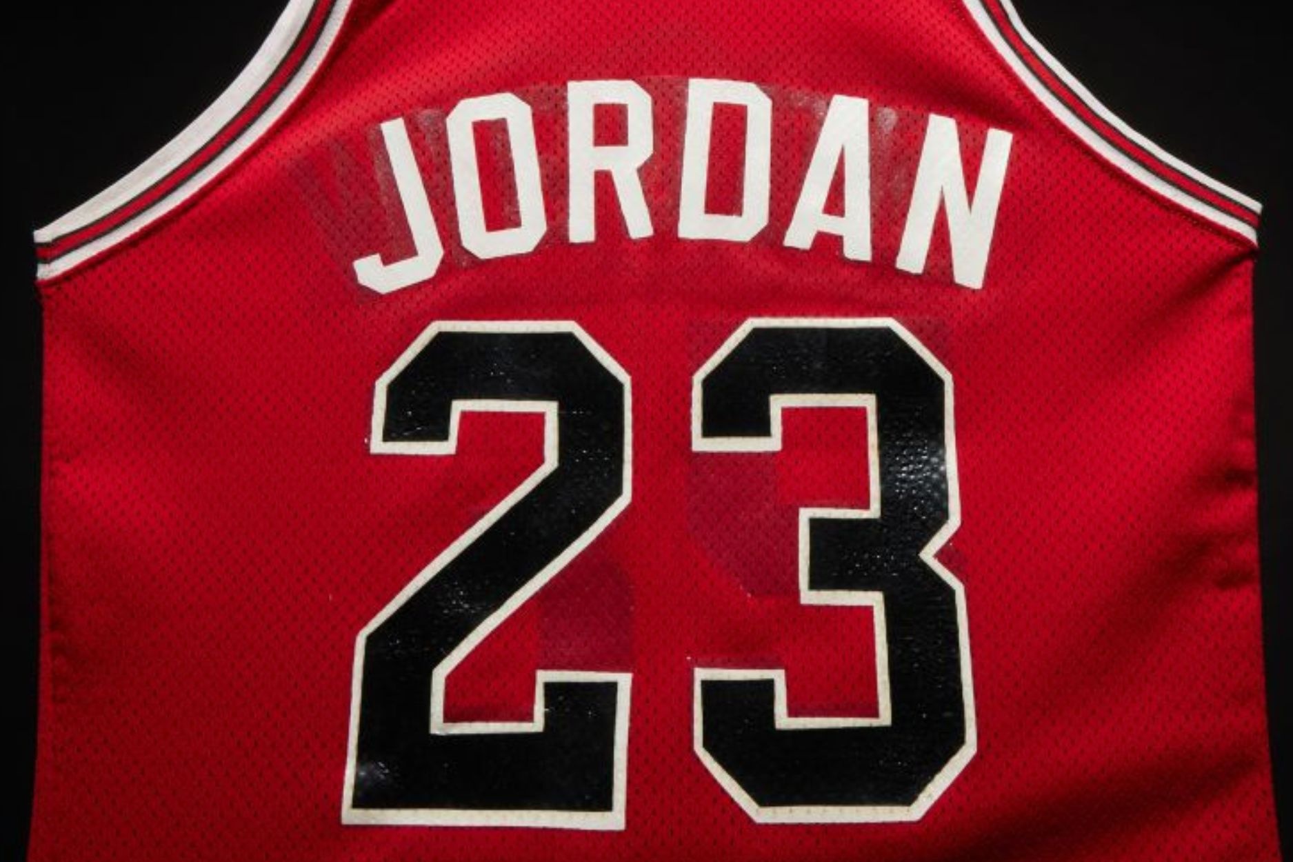 4,2 trieu USD cho ao dau NBA dau tien cua Michael Jordan hinh anh