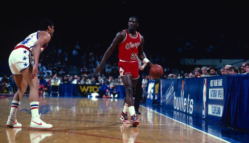 Michael Jordan,  áo đấu Michael Jordan,  đấu giá áo đấu,  áo đấu NBA,  kỷ vật thể thao,  đấu giá kỷ vật,  Sotheby’s,  áo đấu Chicago Bulls,  Michael Jordan số 23,  áo đấu đắt nhất,  đấu giá Sotheby’s,  thị trường đấu giá,  kỷ vật bóng rổ,  The Last Dance,  Michael Jordan NBA,   ảnh 3 Michael Jordan,  ao dau Michael Jordan,  dau gia ao dau,  ao dau NBA,  ky vat the thao,  dau gia ky vat,  Sotheby’s,  ao dau Chicago Bulls,  Michael Jordan so 23,  ao dau dat nhat,  dau gia Sotheby’s,  thi truong dau gia,  ky vat bong ro,  The Last Dance,  Michael Jordan NBA, anh 3