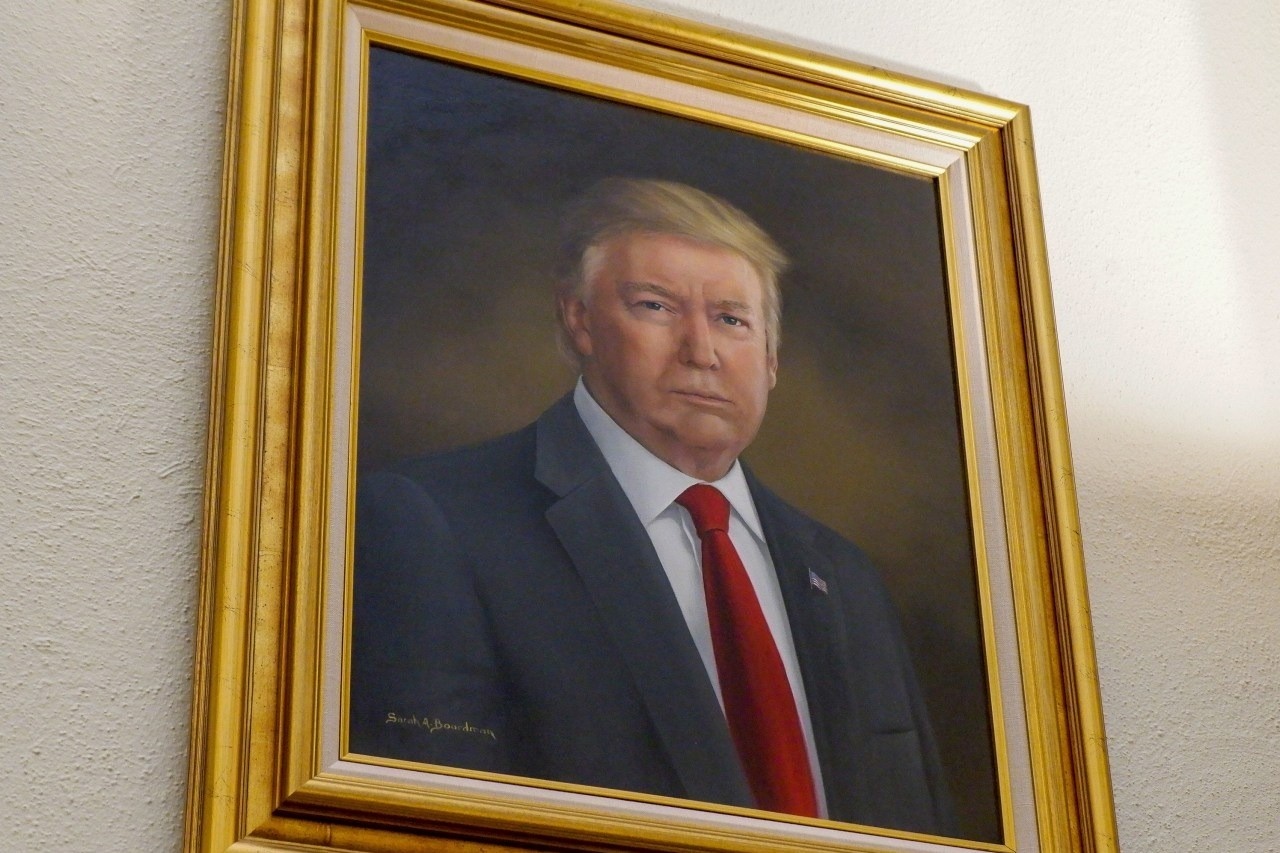 Nu hoa si bi ong Trump che ve xau hinh anh