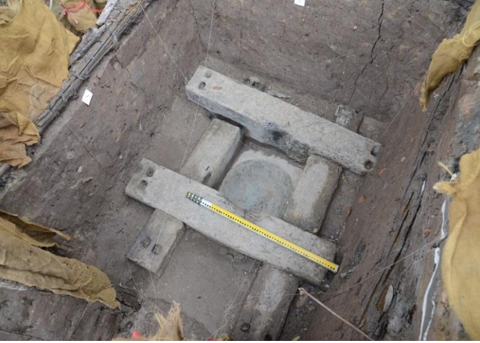 Kiến trúc trung tâm có 2 vòng tròn đồng tâm: vòng tròn trong có đường kính 9,34m, vòng tròn ngoài đường kính 14,5m