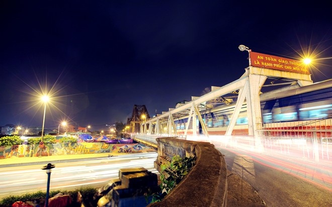 Cầu Long Biên vẫn đứng vững ở vị trí giao thông xung yếu nhất bao năm qua. Ảnh: Đạt Nguyễn.