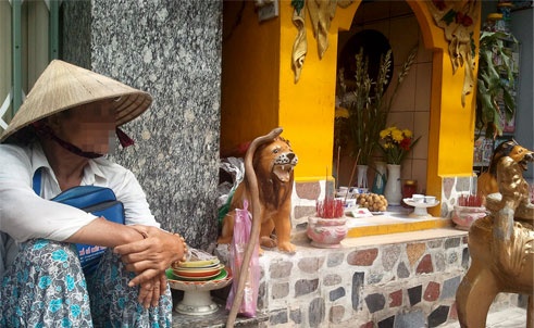 Loi don huyen hoac tu ngoi mieu ben duong hinh anh