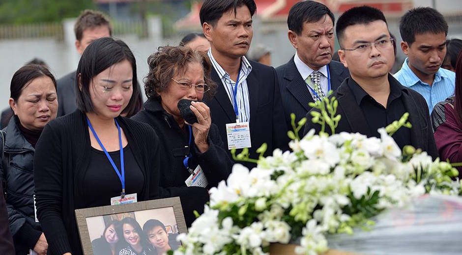 Di hai 3 me con nguoi Viet vu MH17 ve nuoc hinh anh