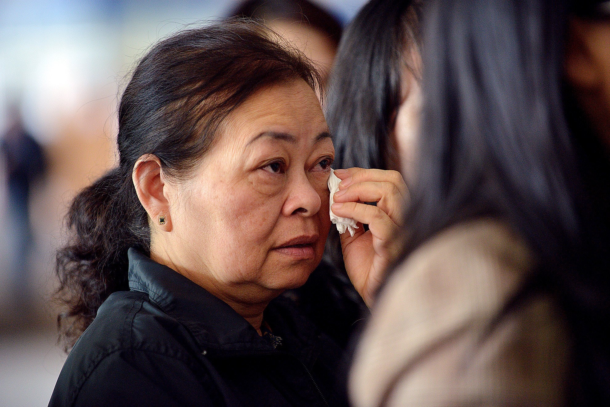 Người nhà của chị Minh ngóng thân nhân. Ảnh: Lê Hiếu.