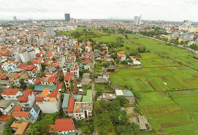 Thay vì đi qua khu đất nông nghiệp, quy hoạch đường đường nối đê tả ngạn sông Hồng với đường Nguyễn Văn Cừ đoạn qua thôn Lâm Du, phường Bồ Đề, quận Long Biên, thành phố Hà Nội lại đi vào khu dân cư bên trái. Ảnh: A.Duy