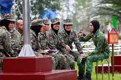 Các nữ xạ thủ đoàn Ma-lai-xi-a và Bru-nây trò chuyện sau Lễ Thượng cờ AARM-24