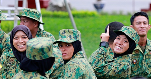 Sự tươi trẻ của nữ xạ thủ đoàn Bru-nây.