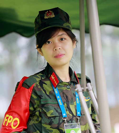 Nữ trọng tài dẫn bắn bộ môn súng ngắn nữ tại AARM-24.