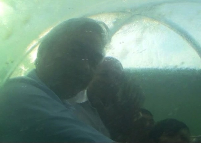 Bộ trưởng Quân (ngoài cùng bên trái) trong khoang tàu lặn Hòa Bình. Ảnh: Tiền phong.