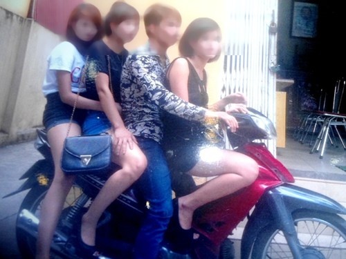 Đối tượng vận chuyển và tiếp viên nữ vi phạm quy định về TTATGT, nghênh ngang đi trong phố đã bị CAP Láng Hạ xử lý