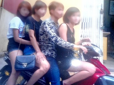 Khong de tai dien canh 'moto bay' cho tiep vien nu mat me hinh anh