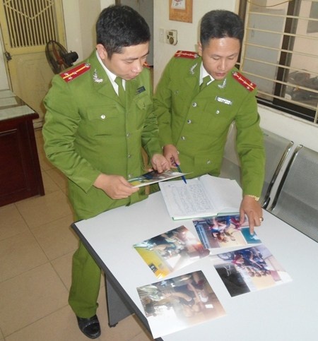 CAP Láng Hạ lập bản ảnh các đối tượng tiếp viên nữ và “xe ôm” để dán tại các bảng tin trong các cụm dân cư