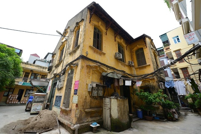 Lanh dao Ha Noi bi truy van viec quan ly hang tram biet thu hinh anh