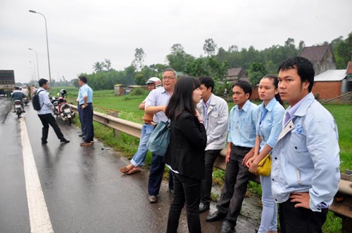 Vẻ thất thần của các công nhân ngồi trên ô tô khách sau khi tai nạn xảy ra.