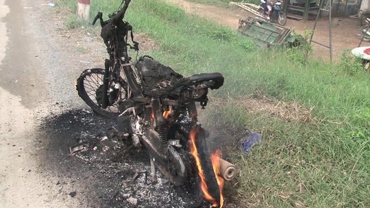 Dang di, xe may chay rui tren duong hinh anh