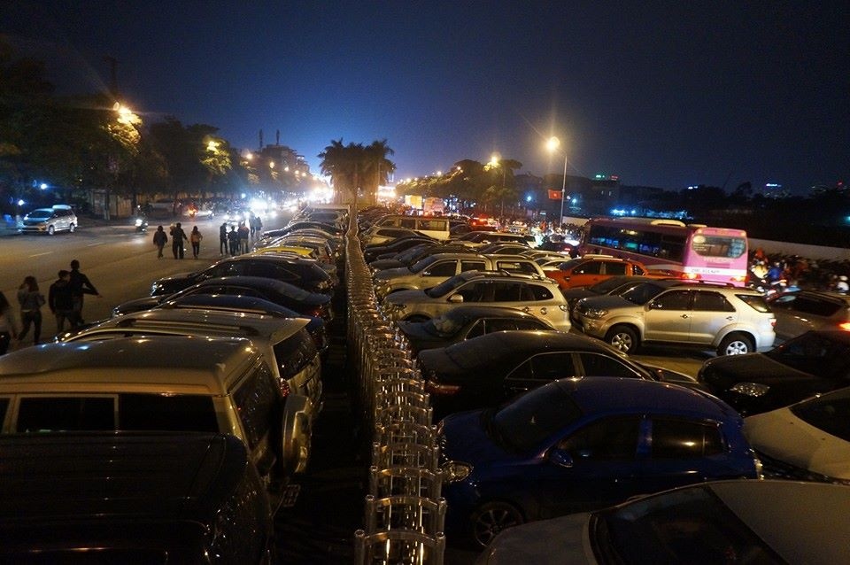 Các bãi gửi xe đã kín chỗ