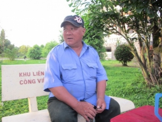 Ông Trai kể lại cuộc đời của “đại gia” Mười “bia”.    Ảnh: Nguyễn Lê