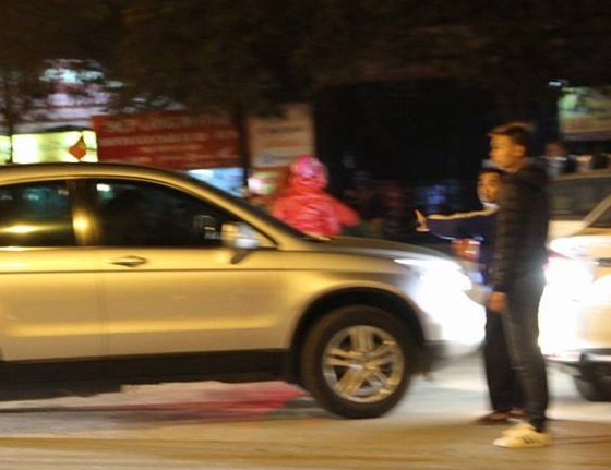 Nua trieu moi luot gui xe xem tran VN - Malaysia hinh anh