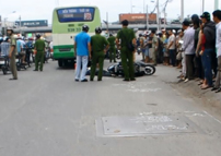 Truot nap cong, mot nguoi chet tham duoi banh xe buyt hinh anh