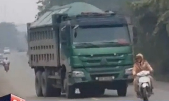 Xe qua tai ngang nhien chong lenh canh sat hinh anh